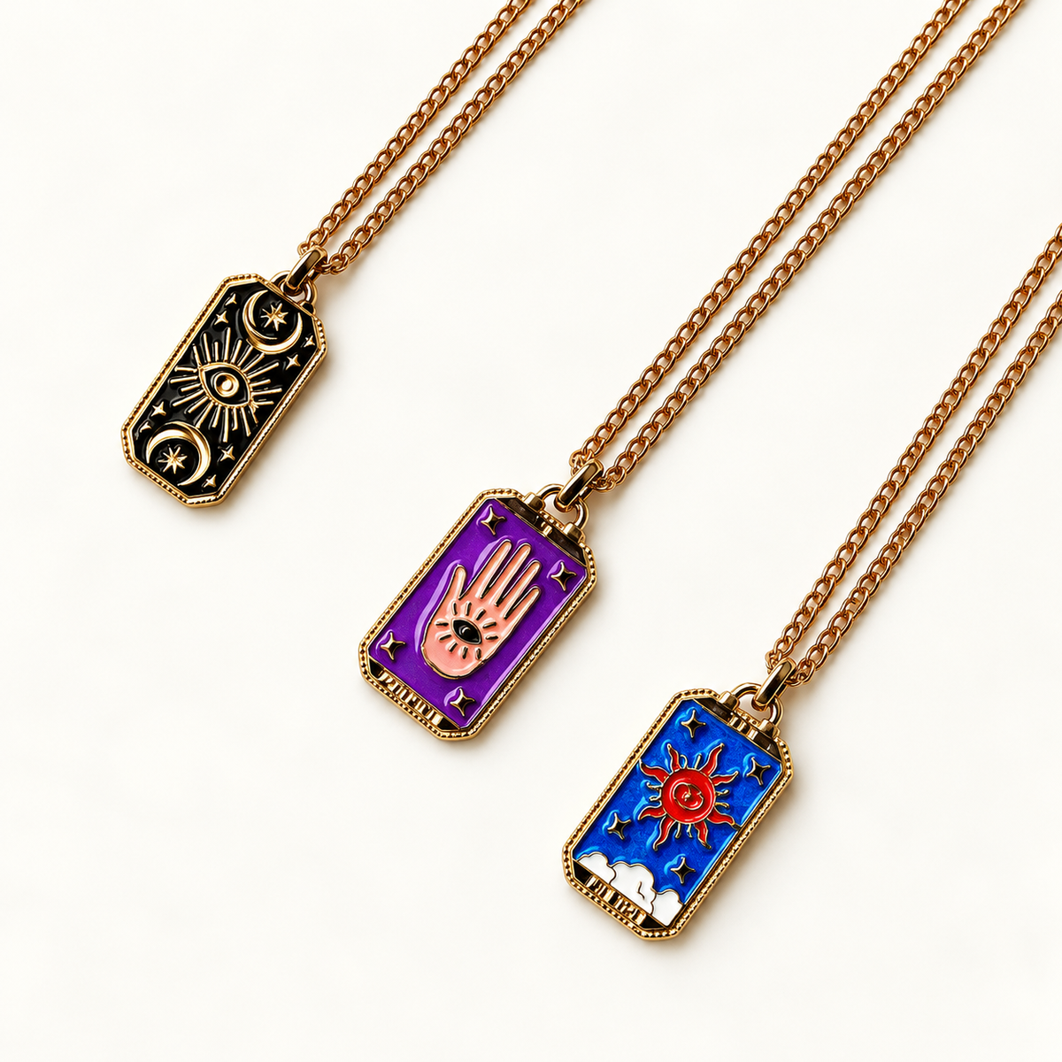 Drie gouden talisman hangers flatlay | Enjoia
