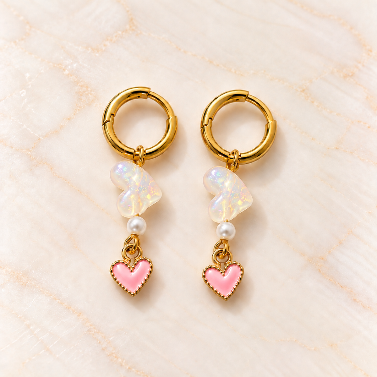 Gouden oorbellen met hartjes en parels – Pearl Blush | Enjoia