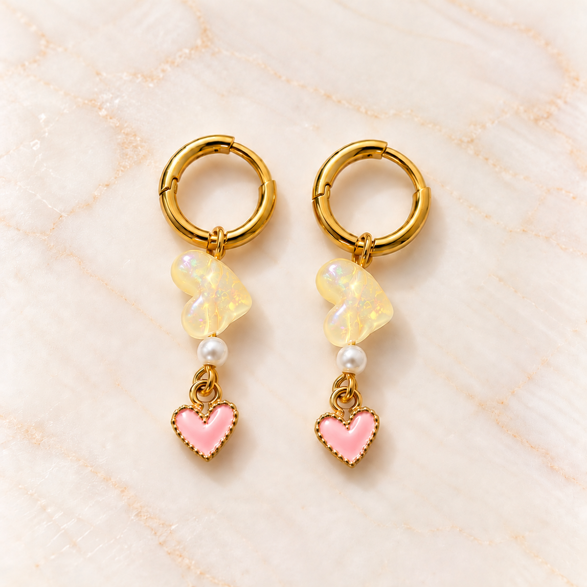 Gouden oorbellen met iriserende harten – Lemon Kiss | Enjoia