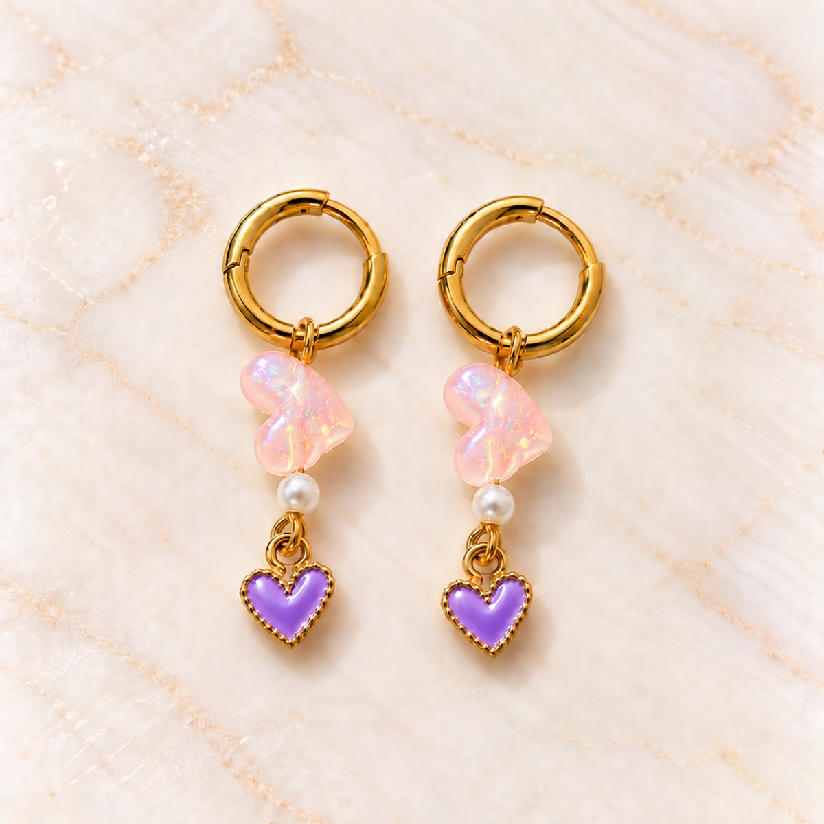 Goudkleurige oorbellen met iriserende hartjes – Pink Lilac Love | Enjoia