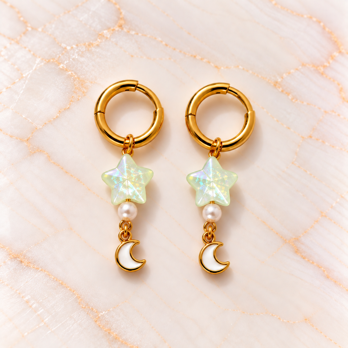Goudkleurige oorbellen met sterren en manen – Mint Moonbeam | Enjoia