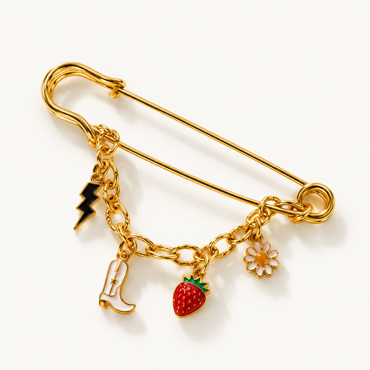 Charm Pins Strawberry Daisy – goudkleurige broche met zwarte bliksem, witte cowboylaars, aardbei en margriet