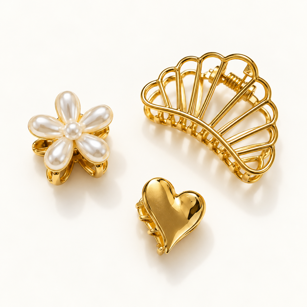 Pearl Blossom set van drie goudkleurige haarklemmen met parelbloem, hart en schelpvorm