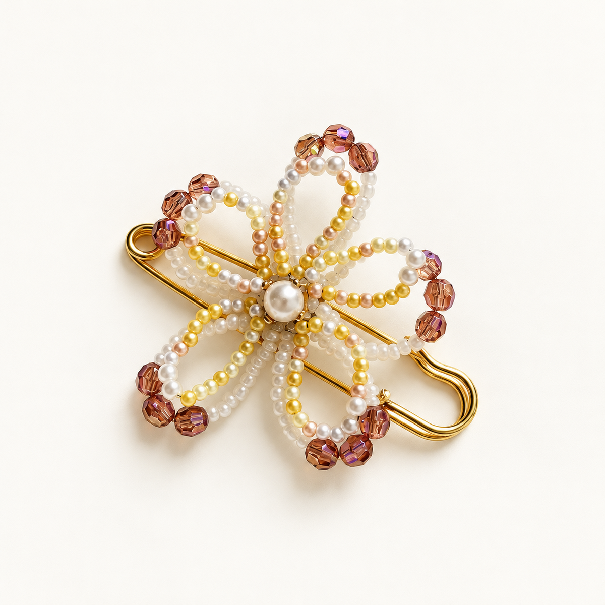 Rouge Bloom Golden Pearl bloemenbroche met parelcentrum en zachtgele, witte en koperroze kralen