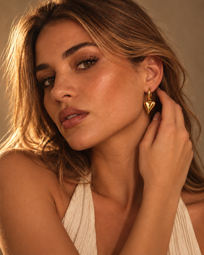 Gouden hartoorbel in warme glamourportretstijl | Enjoia