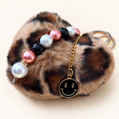 Zachte faux fur tassenhanger met kralen en decoratieve details | Enjoia