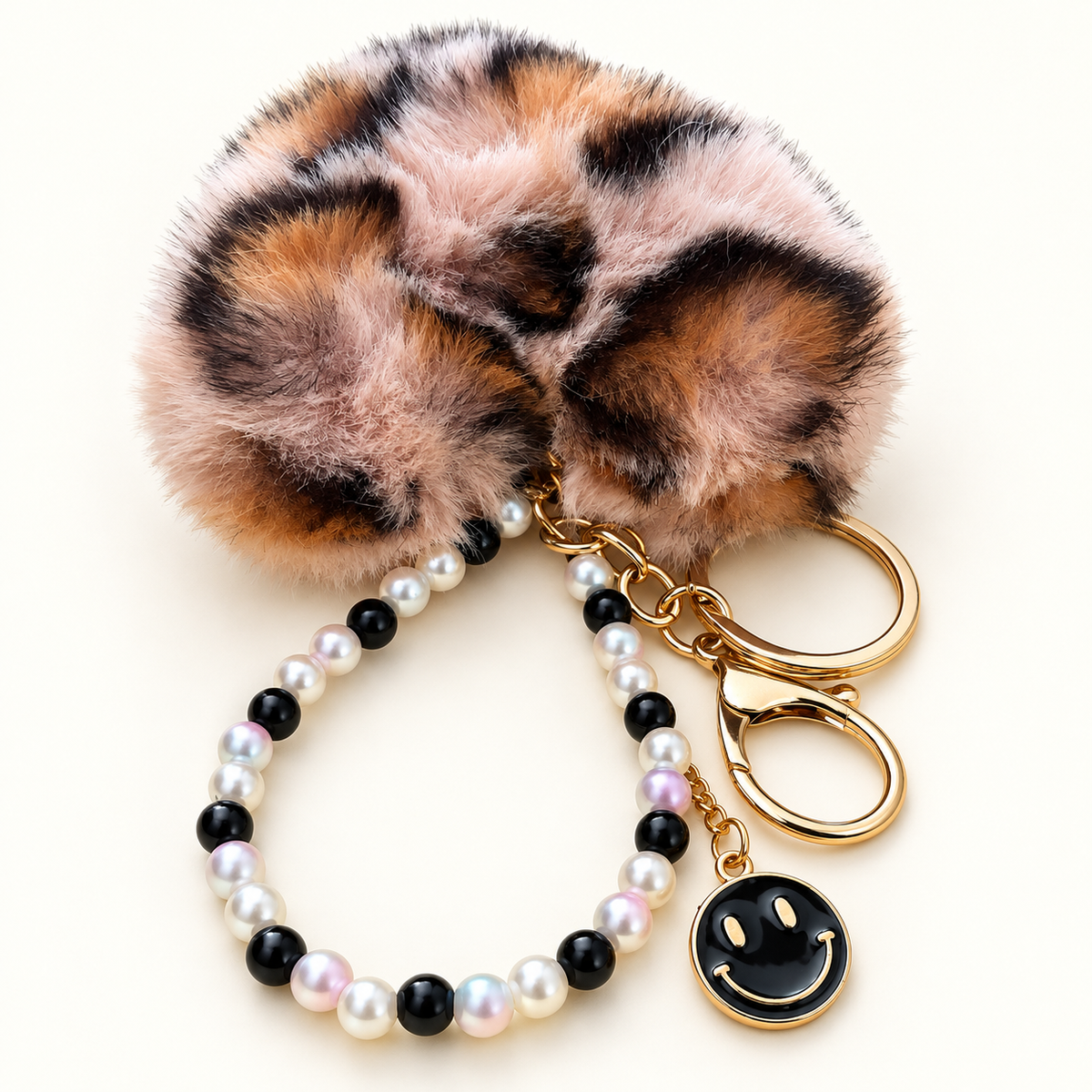Zachte faux fur tassenhanger met kralen en decoratieve details | Enjoia