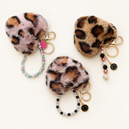 Zachte faux fur tassenhanger met kralen en decoratieve details | Enjoia