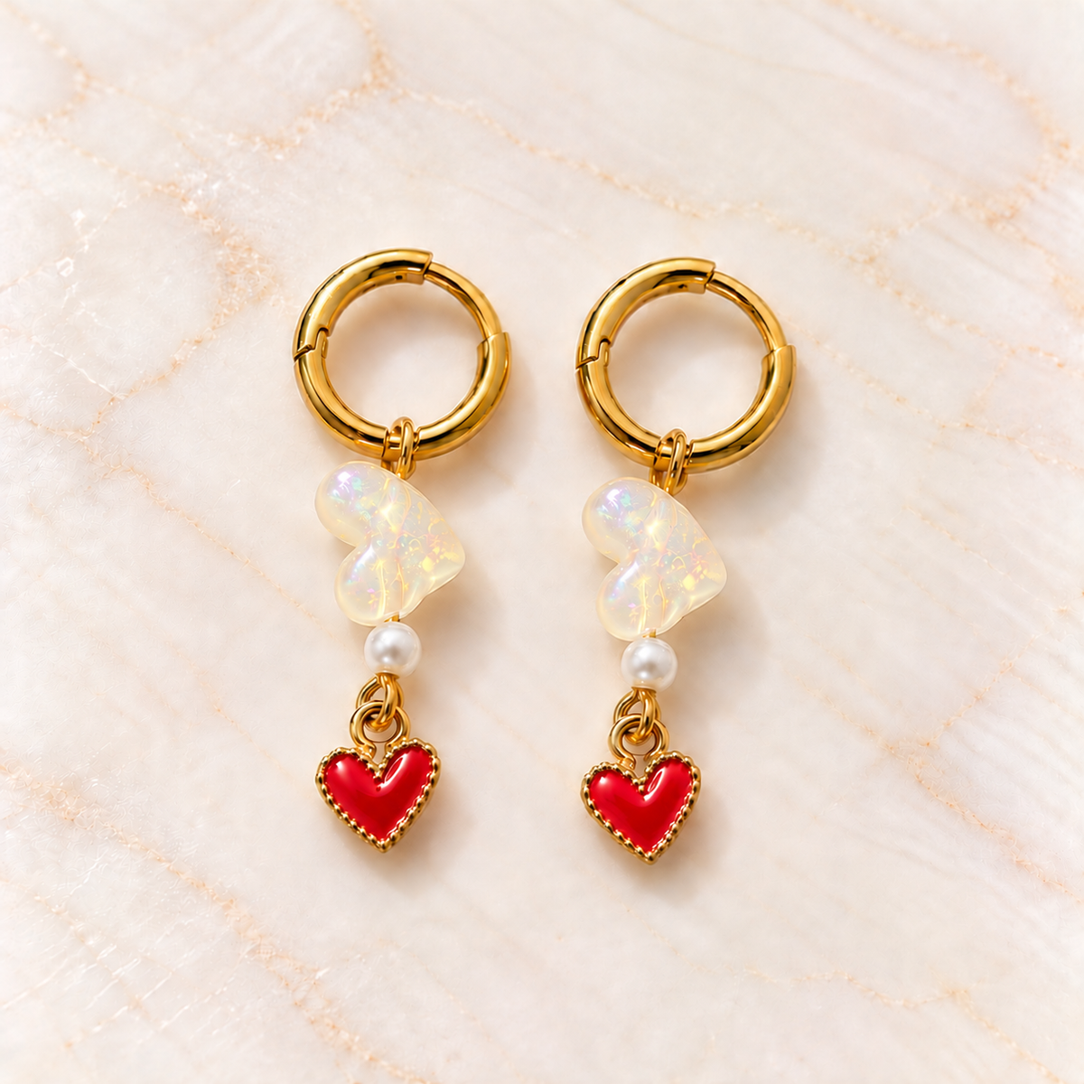Elegante gouden hartoorbellen op marmer – Vanilla Ruby | Enjoia