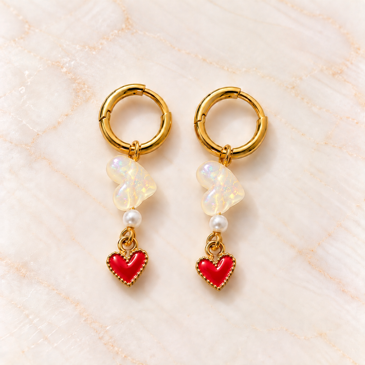 Elegante gouden hartoorbellen op marmer – Vanilla Ruby | Enjoia