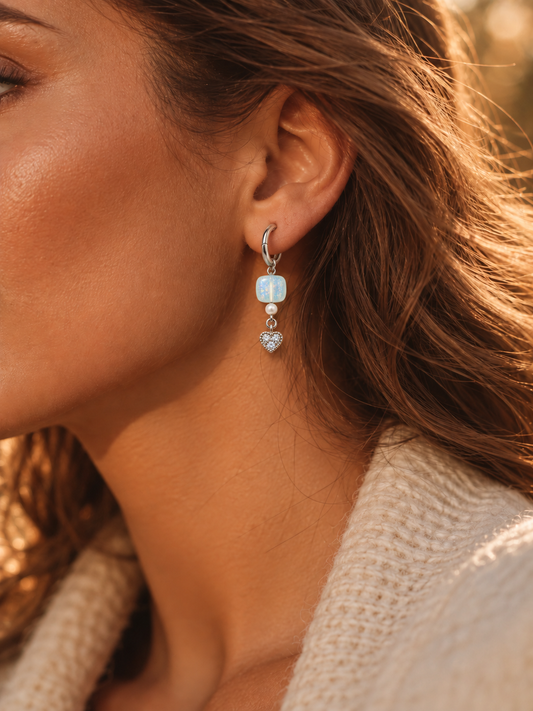 Hartvormige oorringen uit de Opal Glow collectie van Enjoia