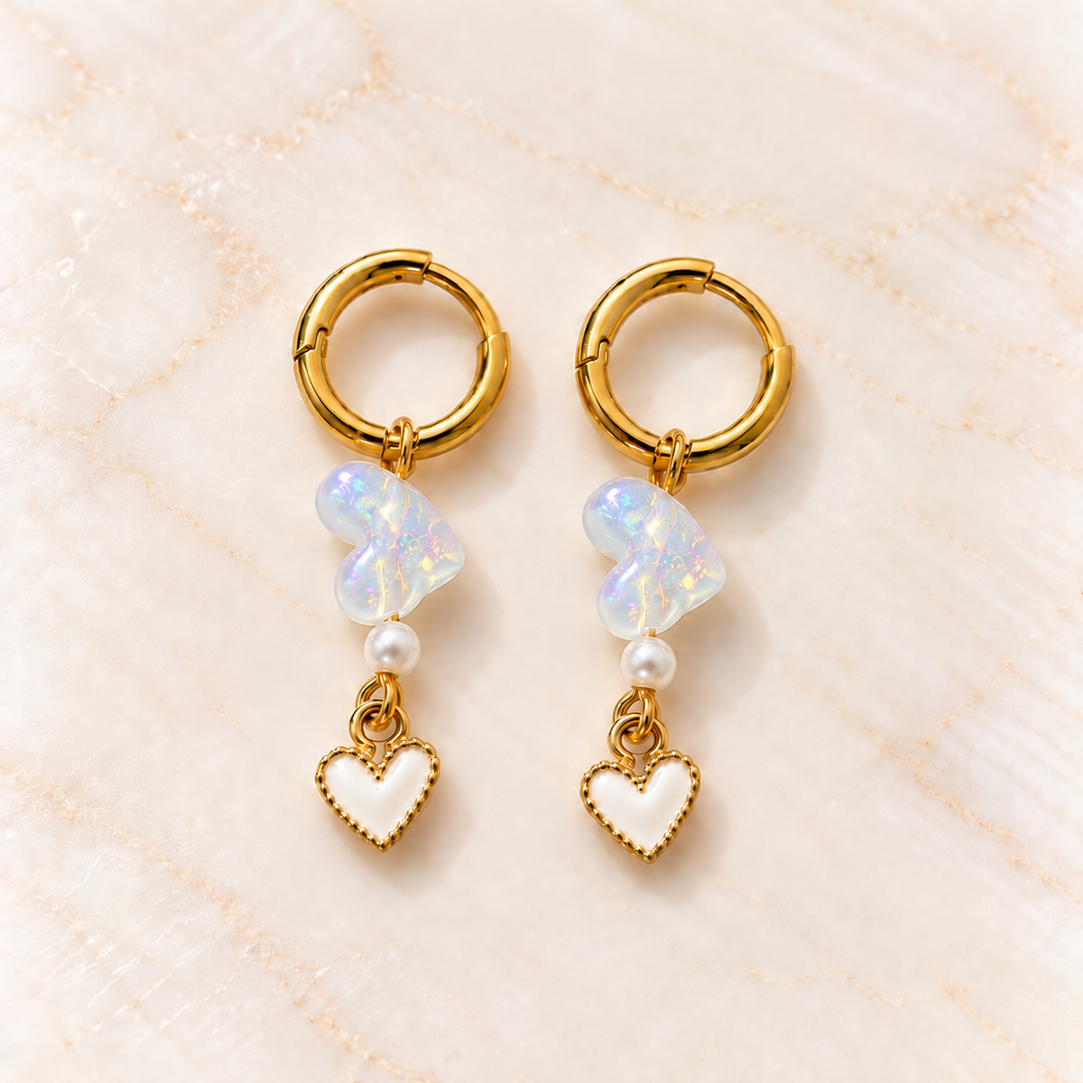 Gouden hartjesoorbellen op marmer – Ice Pearl | Enjoia