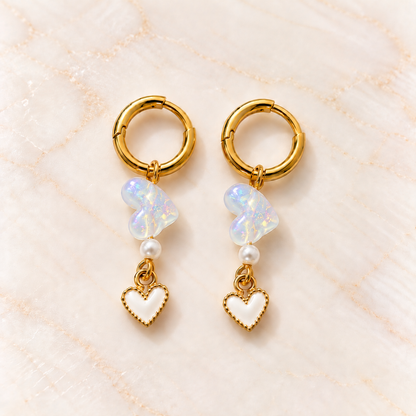 Gouden hartjesoorbellen op marmer – Ice Pearl | Enjoia