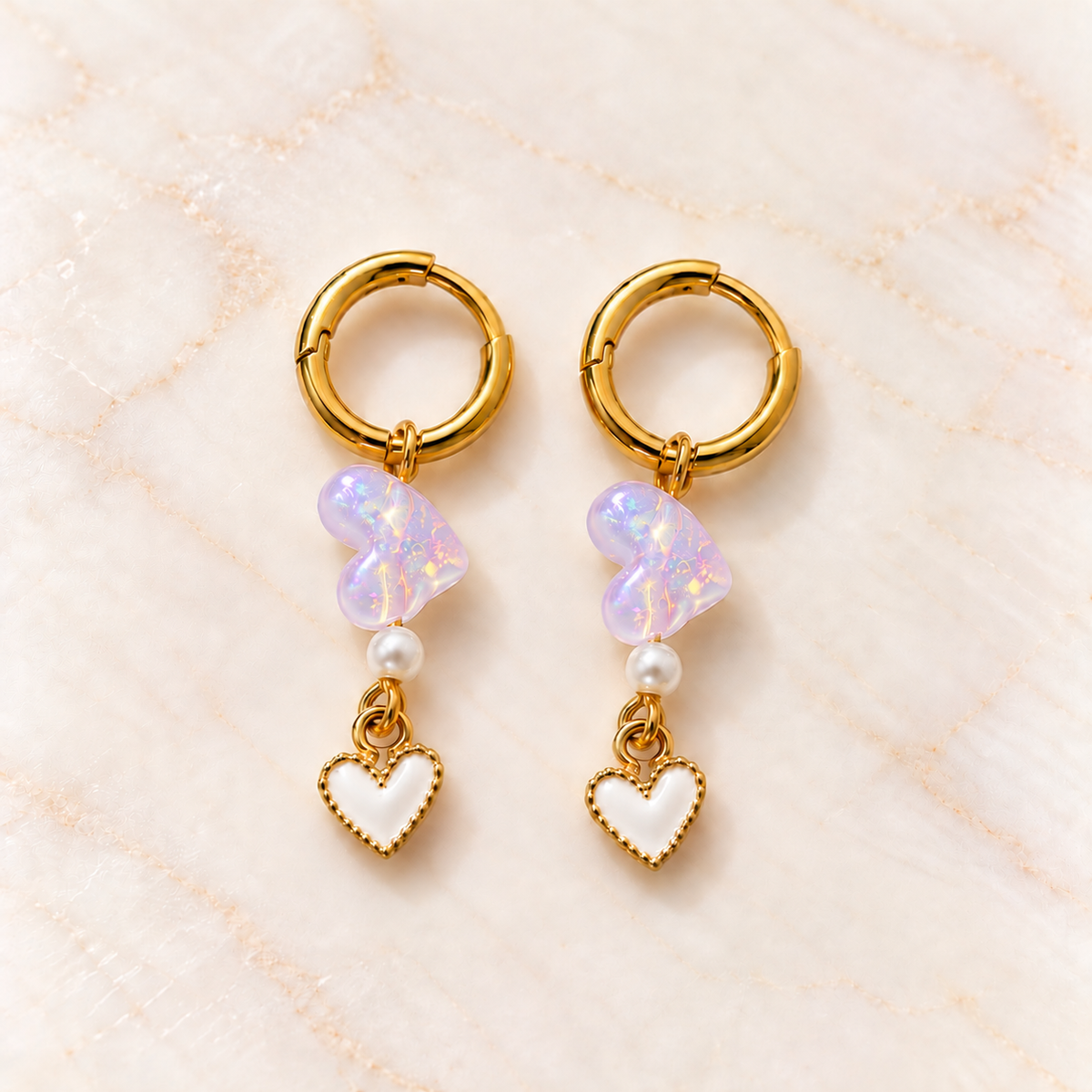 Gouden oorbellen met iriserende hartjes – Lilac Cloud | Enjoia