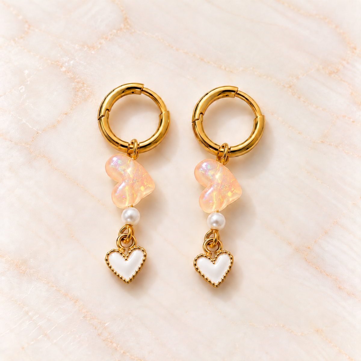 Gouden oorbellen met opalen hartjes – Peach Pearl | Enjoia