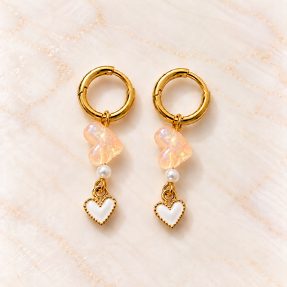 Gouden oorbellen met opalen hartjes – Peach Pearl | Enjoia