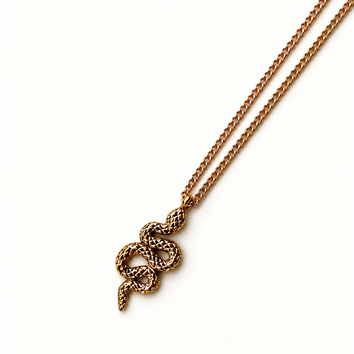 Gouden slangenketting op zachte achtergrond – Golden Serpent | Enjoia