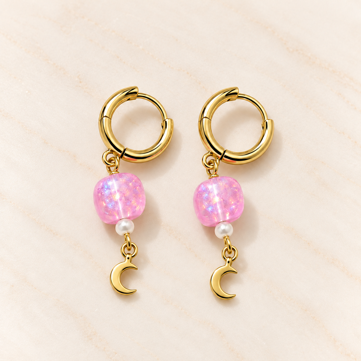 Goudkleurige maanoorbellen met roze parelglans – Roze Maan Goud | Enjoia