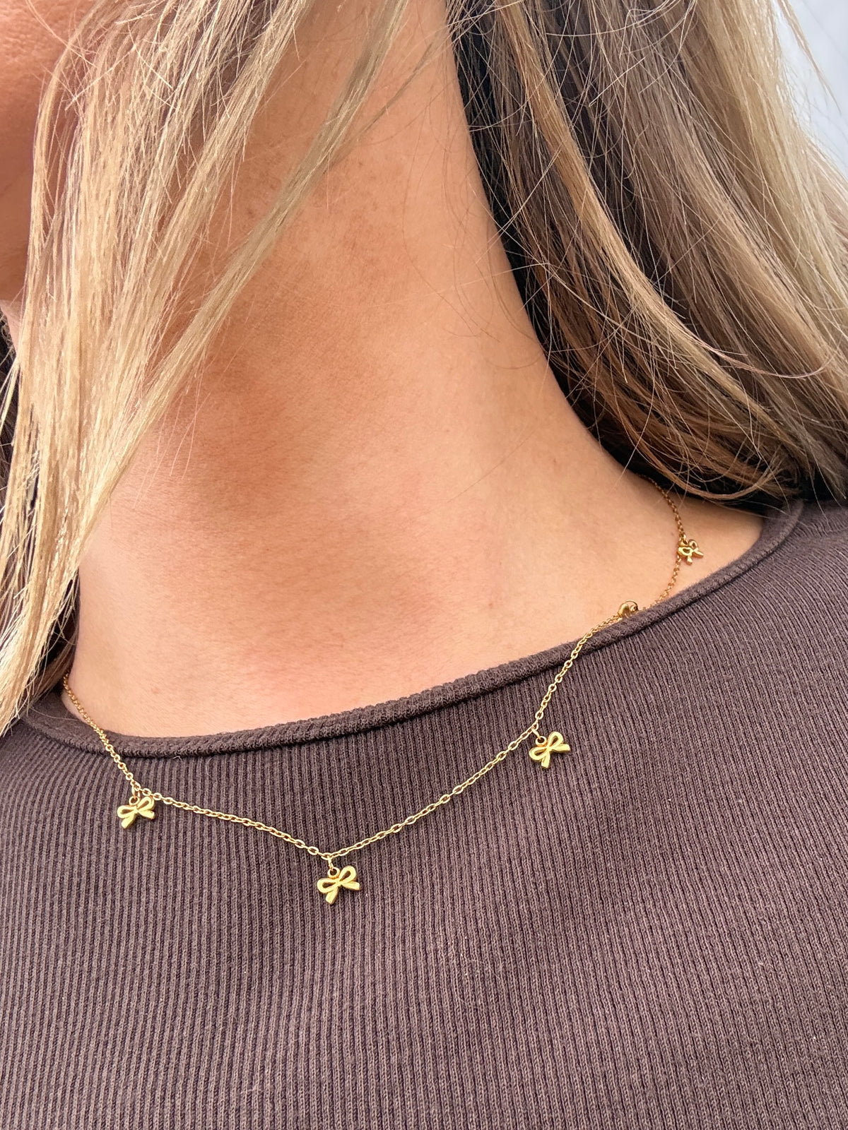 Goudkleurige kettingen met strikjes uit de Little Bows collectie | Enjoia