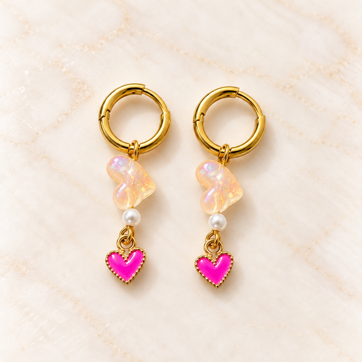 Perzikkleurige hartjesoorbellen op marmer – Peach Pop | Enjoia