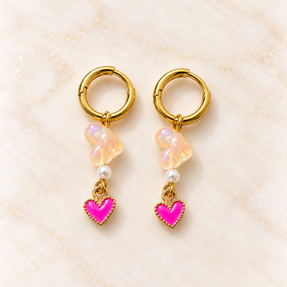 Perzikkleurige hartjesoorbellen op marmer – Peach Pop | Enjoia