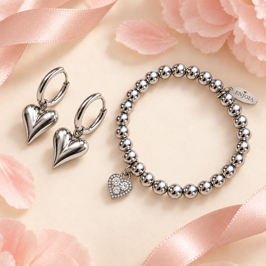 The Romance Set zilver – zilveren hartjesoorbellen en hematietarmband