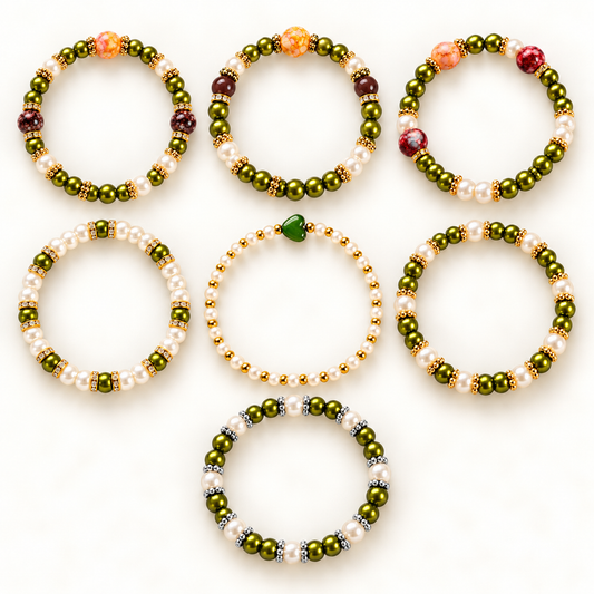 Zeven elegante kralenarmbanden in studioopstelling | Enjoia