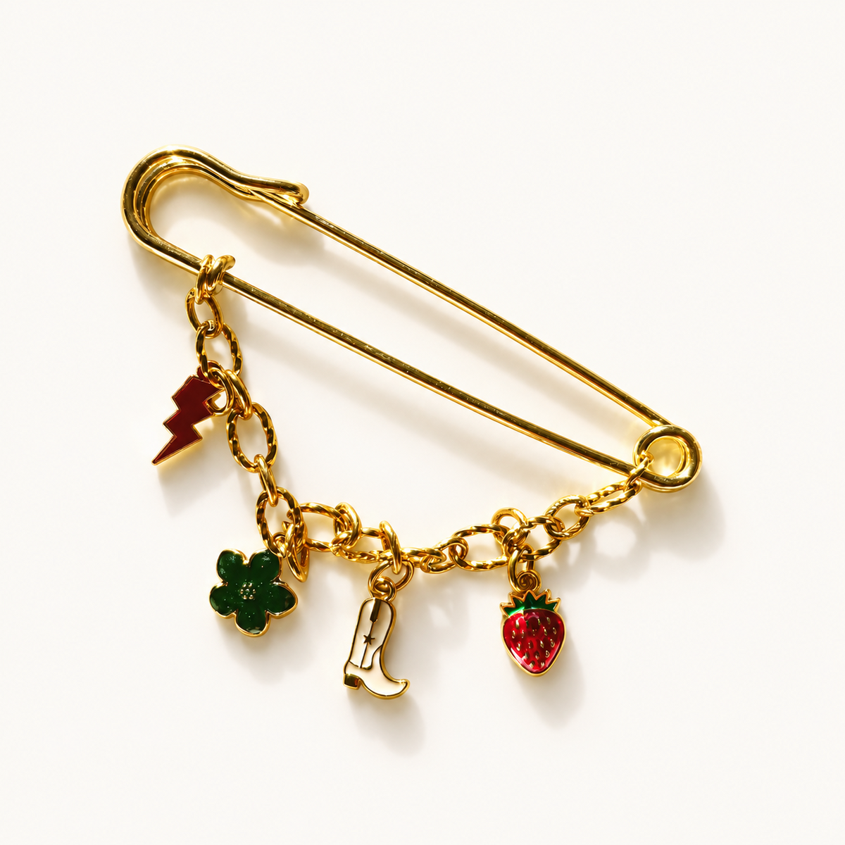 Charm Pins Lucky Strawberry – bedelbroche met rode bliksem, klaver, cowboylaars en aardbei