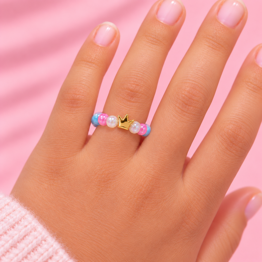 Pastel Crown kinderring met kroontje gedragen aan de vinger