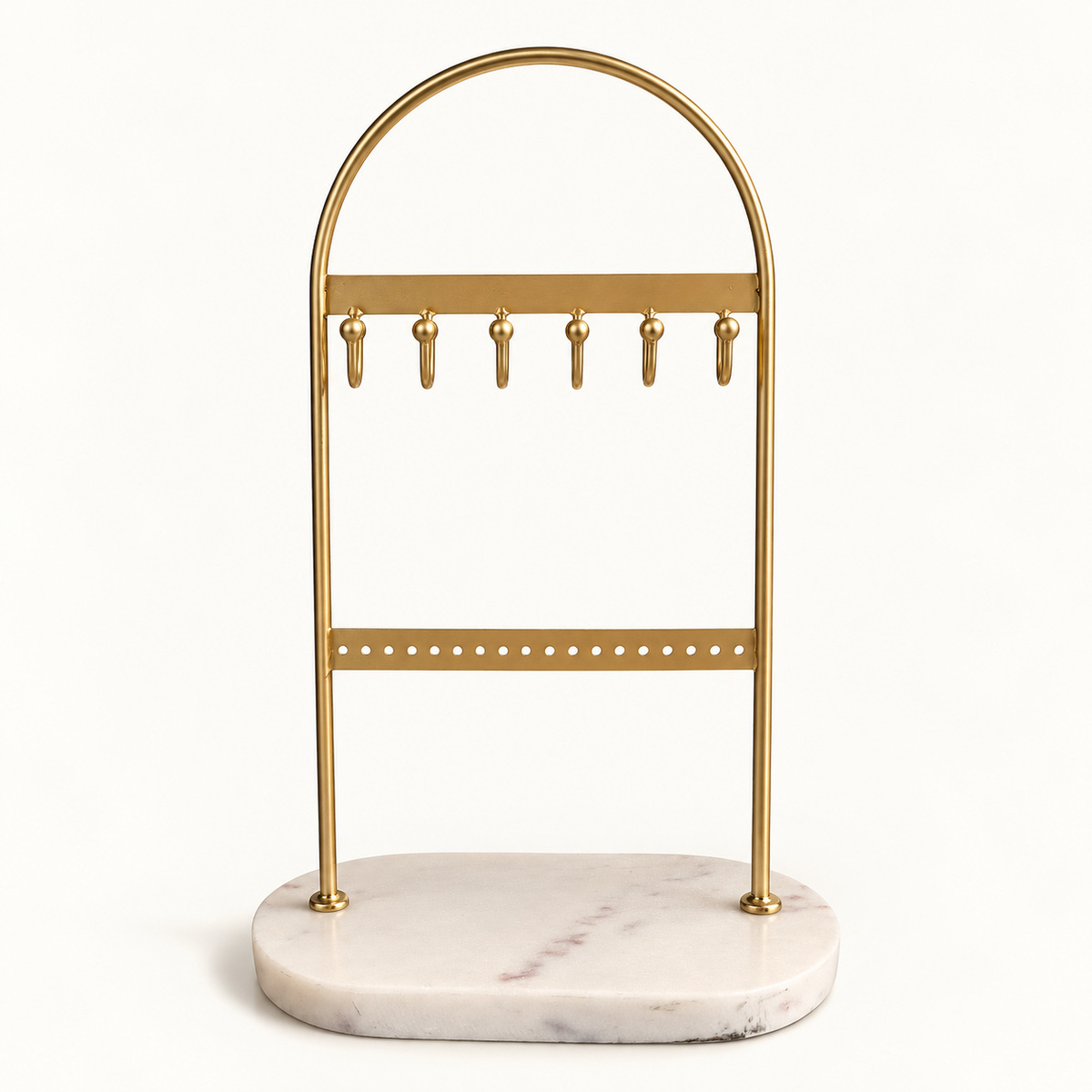 Luxe goudkleurige sieradenhouder met gebogen frame, zes haakjes, gaatjes voor oorbellen en witte marmerlook voet