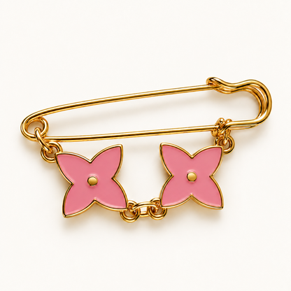 Petal Duo roze: goudkleurige broche met twee lichtroze vierbladige bloemen