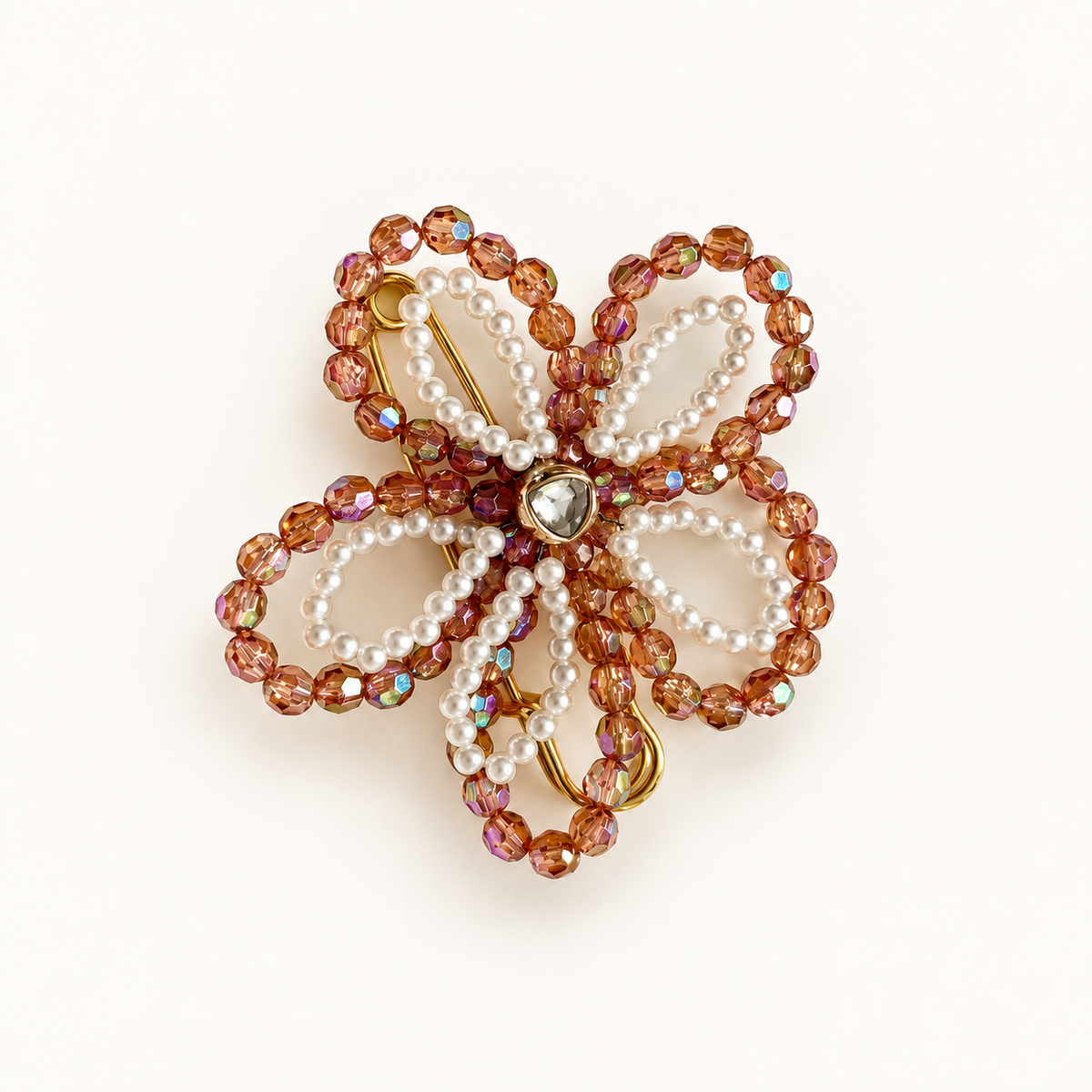 Rouge Bloom Copper Crystal bloemenbroche met koperroze facetkralen en kristalcentrum