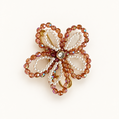 Rouge Bloom Copper Crystal bloemenbroche met koperroze facetkralen en kristalcentrum