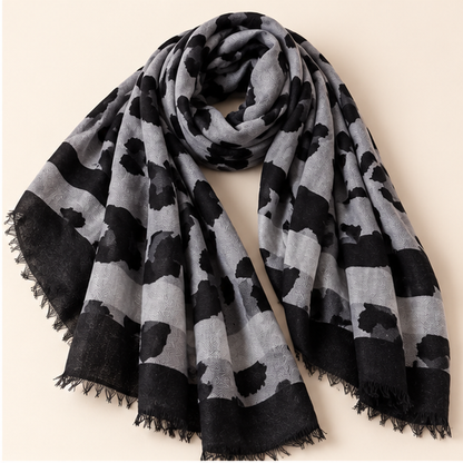 Soft Muse – stoffen sjaal, variant Grey Leopard Border | Enjoia Jewellery